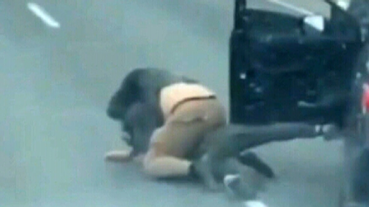 401 Fist Fight Video show 2 men fight on Highway 401 in road rage incident 1 401 Fist Fight Video
