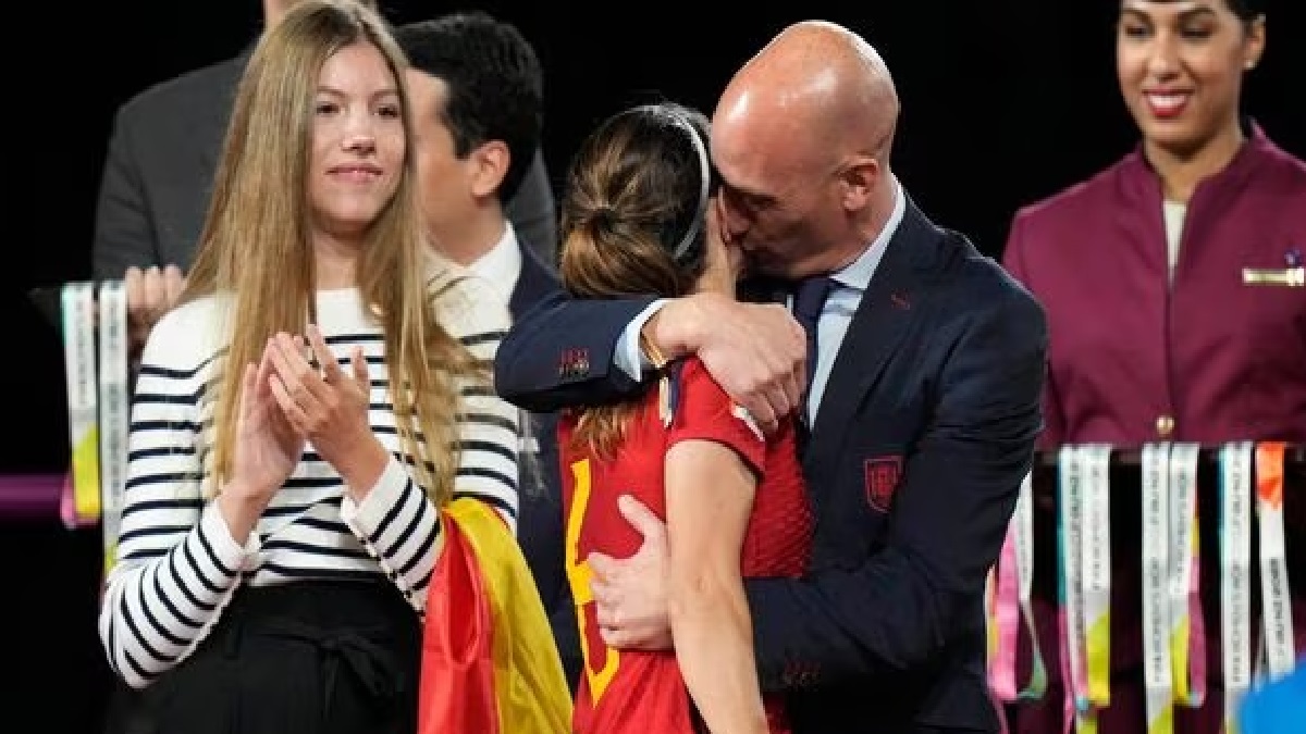 Why did Luis Rubiales resign from the post? Kiss Video goes viral on social media 1 Luis Rubiales