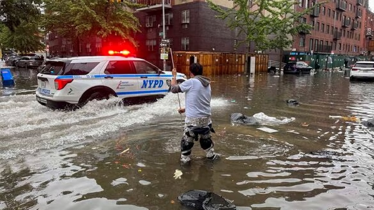 Flash floods submerge New York